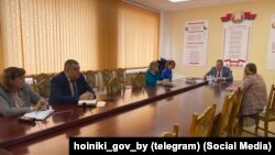 Старшыня Хойніцкага раённага выканаўчага камітэта Анатоль Бандарэнка праводзіць прыём грамадзян. Ілюстрацыйнае фота