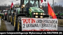 Protest al fermierilor polonezi în februarie 2024. Pe banerul din față se poate citi: „Putin, fă ordine în Ucraina, la Bruxelles și în guvernul nostru!”
