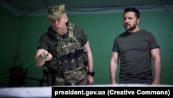 Галоўнакамандуючы Ўзброенымі сіламі Ўкраіны Аляксандар Сырскі і прэзыдэнт Украіны Ўладзімір Зяленскі. Архіўнае фота 