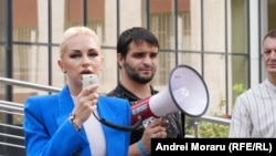 Marina Tauber, protestând în fața Curții de Apel, unde a fost condamnat fostul ei șef de partid - Ilan Șor.