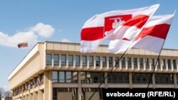 Беларускія сьцягі ля Сейма Літвы, 2023