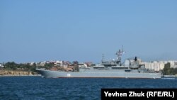 БДК "Цезарь Куников" в бухте Севастополя. Архивное фото