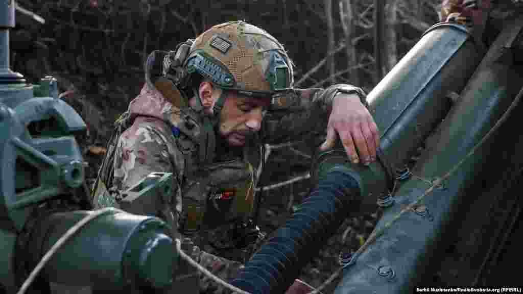 &bdquo;Dacă nu am fi avut aceste arme, am fi pierdut deja războiul&rdquo;, spune un soldat ucrainean despre obuzierul M777, care e utilizat pe front. Președintele ucrainean, Volodimir Zelenski a spus că vede o &bdquo;șansă pentru victoria&rdquo; Ucrainei asupra forțelor ruse după ce Camera Reprezentanților a SUA a votat după luni de întârzieri, pachetul de ajutor esențial pentru apărarea Ucrainei. &nbsp;