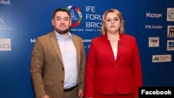 Liderul Partidului „Șansă”, Alexei Lungu, și o lideră a Partidului „Renaștere”, Irina Lozovan, dată în căutare după condamnarea în martie 2025 într-un dosar de corupție politică, pozând la o conferință la Moscova, în 2024. 