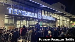 Толпа в здании аэропорта Махачкалы