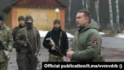 Намесьнік міністра ўнутраных справаў Мікалай Карпянкоў з шаўронам ПВК "Вагнэр" на трэніроўцы беларускіх вайскоўцаў, 22 сьнежня 2023