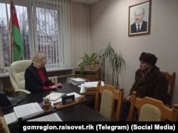 Старшыня Гомельскага раённага Савета дэпутатаў Вікторыя Ладуцька праводзіць прыём грамадзян. Ілюстрацыйнае фота