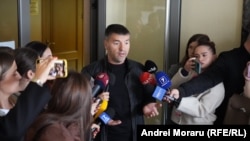 Avocatul Marinei Tauber, Sergiu Moraru, vorbește în fața presei după anunțarea sentinței prin care aceasta a fost condamnată la 7 ani și jumătate de închisoare și dată în căutare.