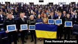 Олександра Матвійчук, Юлія Паєвська, Іван Федоров, Ярослав Божко та Олександр Чекригін разом із президенткою Європарламенту Робертою Мецолою після вручення Премії Сахарова народу України та президенту Володимиру Зеленському, Страсбург, 14 грудня 2022 року