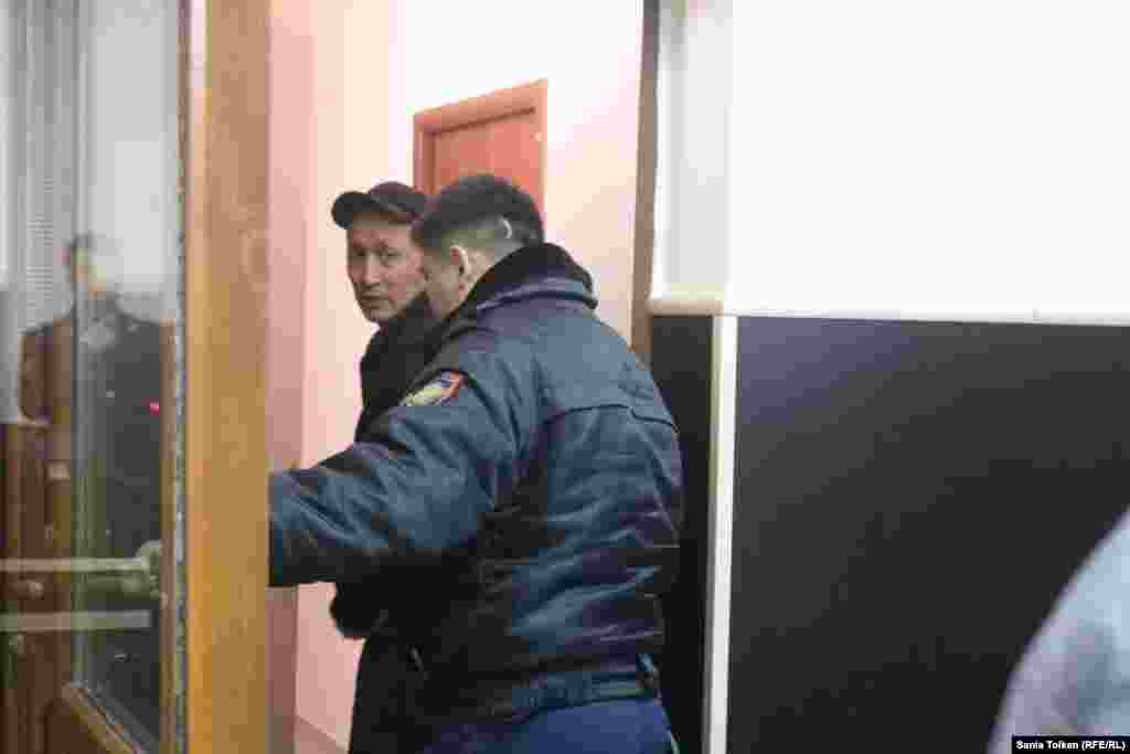Елде тыйым салынған &quot;Қазақстанның демократиялық таңдауы&quot; қозғалысының Тelegram чатындағы пікірлері үшін істі болған ақтаулық Абловас Жұмаев үш жылға сотталды. Жұмаев өзіне тағылған айыптарды мойындамайды. Ақтау. 15 қараша 2018 жыл.&nbsp;Азаттық тілшісі Сәния Тойкеннің фотосы.&nbsp;