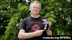 Алег Рудакоў з мэдалём БНР, архізнае фота 2019 году