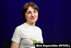Светлана Чхвимиани в футболке с логотипом «Здесь мой дом»