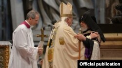 Vatican - Pope Francis greets Armenian Catholicos Garegin II during a Mass in St. Peter's basilica, 12Apr2015.