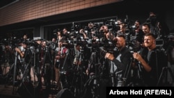 Novinarske ekipe prate događaj na Kosovu. Ilustrativna fotografija iz arhive.