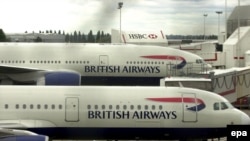 British Airways пытается связаться с пассажирами этих рейсов, а речь идет о 33 тысячах пассажиров 221 европейского рейса, плюс 3 тысячи членов экипажа и обслуживающего персонала «Боингов»