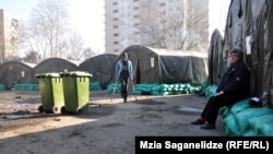 Пара десятков палаток, разбитых прямо на земле. Когда идет дождь, внутри практически так же мокро, как и снаружи