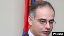 Armenia -- Levon Zurabian, a leader of the opposition Armenian National Congress, holds a news conference on January 12, 2010.
