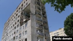 Почти три года жители цхинвальского дома по ул. Маяковского, 1, живут в постоянном страхе за свою жизнь