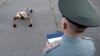 Офицер в Ставрополе оценивает физическую подготовку кандидатов на получение контракта для службы в армии