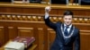 Владимир Зеленский Украина президентінің мөрін ұстап тұр. Киев, 20 мамыр 2019 жыл. 