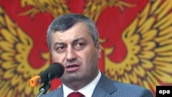 Бывший президент появился в новом амплуа - лидера югоосетинской партии "Единство"