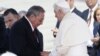 Кубинский президент Рауль Кастро привествует Бенедикта XVI в аэропорту Сантьяго-де-Куба 26 марта 2012 года.
