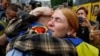 O reîntâlnire emoționantă în timp ce ucrainenii se întorc acasă în cadrul unui schimb de prizonieri cu Rusia, pe 25 mai.