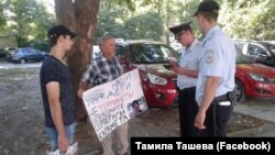 Осман Аблаєв, який вийшов на одиночний пікет у Сімферополі на підтримку Сервера Караметова, серпень 2017 року