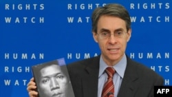 Belgium -- Human Rights Watch executive director Kenneth Roth shows the World Report 2011 during a press briefing in Brussels, 24Jan2011