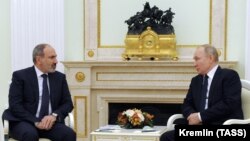 Президенты Армении и России (слева направо) Никол Пашинян и Владимир Путин (архивное фото)