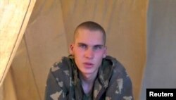 Un militar rus care se prezintă drept Ivan Vasilievici Melciukov, din grupul de parașutiști ruși capturați de forțele ucrainene pe teritoriul lor, 26 august, 2014.