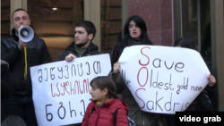 Защитники Сакдриси требует аннулировать нормативные акты, позволившие RMG Gold возобновить золотодобычу, а также запретить компании проводить широкомасштабные работы до вынесения судебного решения