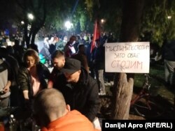 Studenții din Belgrad care mărșăluiesc spre Novi Sad au făcut o pauză în noaptea de joi spre vineri la Stara Pazova, aflată la 10 kilometri de Inđija - 30 ianuarie 2025.