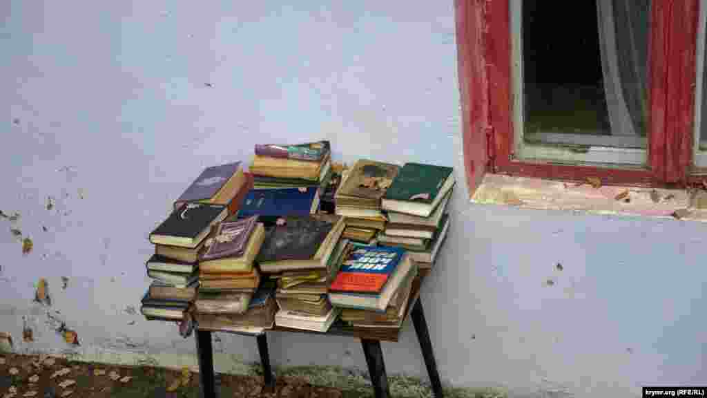 Старі книги доживають свій вік під дощем