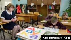 Учитель в классе. Архивное фото