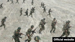 Nagorno-Karabakh -- Soldiers hold military exercises.