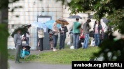 Чарга пад дзьвярыма вязьніцы на Акрэсьціна.