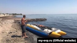 Після шторму на пляжі Євпаторії викинуло велику кількість морських водоростей. 11 серпня 2017 року