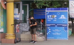 Аурухана алдында тұрған жас жігіт. Алматы, шілде 2020 жыл.