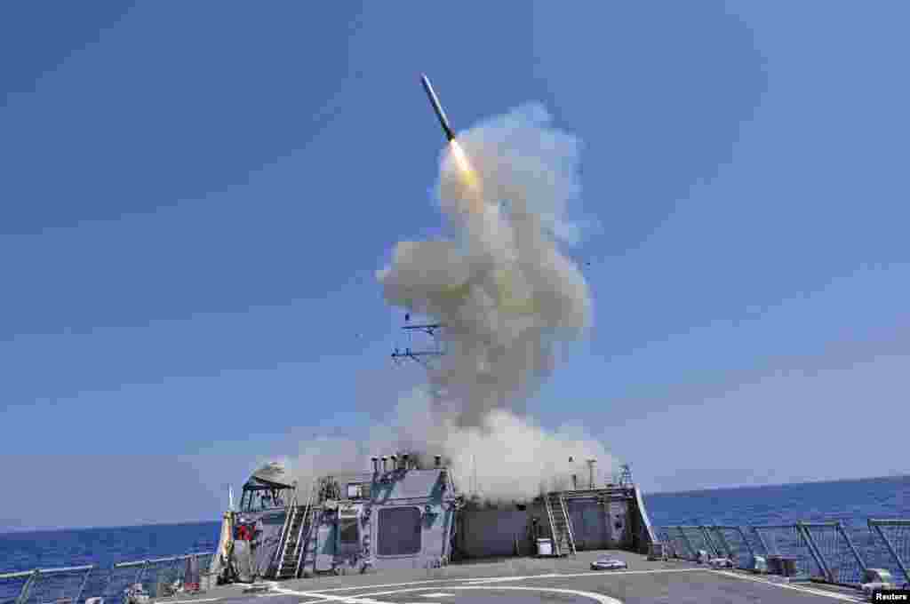 Корабль ВМС США запускает ракету «Томагавк» в Средиземном море в марте 2011-го. Непонятно, как Украина воспользуется оружием, обычно запускаемым с кораблей или подлодок. «Томагавки» можно запускать с некоторых самолетов, но украинский лидер признал в разговоре с журналистами, что «Томагавки» «нелегко использовать» без стратегических бомбардировщиков, которыми Киев не владеет