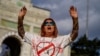 O femeie poartă un tricou cu cuvântul „execuție” în persană, în timp ce participă la un miting la Istanbul, Turcia, în noiembrie 2022.