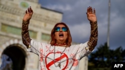 O femeie poartă un tricou cu cuvântul „execuție” în persană, în timp ce participă la un miting la Istanbul, Turcia, în noiembrie 2022.