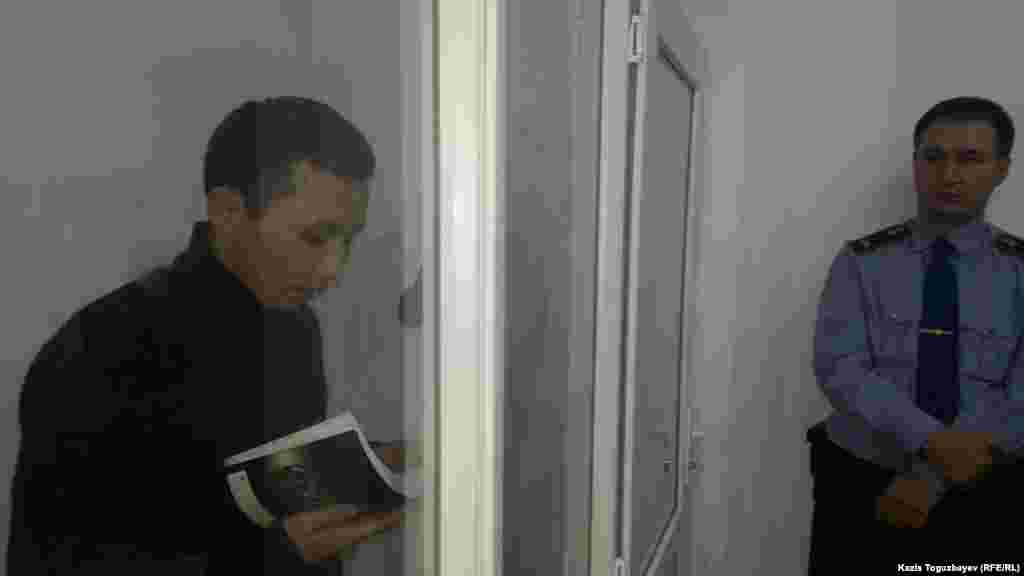 Шетелде тұратын қазақстандық олигарх, Қазақстан билігін сынаушы Мұхтар Әблязовтың қозғалысын қолдады деп айыпталған Әсет Нұржаубай 4 жылға шартты түрде сотталды. Ол сотта Әблязовтың алдағанын, ісіне өкінетінін айтты.&nbsp;Әсет Нұржаубай жарыссөзде сөйлеп тұр. Алматы. 27 қыркүйек 2018 жыл​.&nbsp;Азаттық тілшісі Қазис Тоғызбаевтың фотосы.&nbsp;