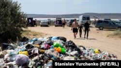 Сміття біля Чокракського озера, розташованого поблизу села Курортне на півночі Керченського півострова. Архівне фото