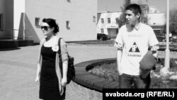 Перад пачаткам суду. Маладафронтаўцы Павал Сяргей і Наста Палажанка.