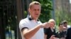 Алексей Навальный у здания Следственного комитета рассказывает о предъявленном обвинении, 31 июля 2012 года