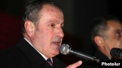 Armenia -- Opposition leader Levon Ter-Petrossian addresses a rally in Yerevan, 25Nov2011