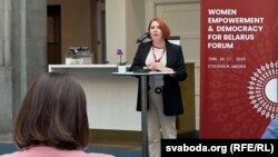 Выступае Юлія Міцкевіч