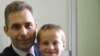 Павел Астахов с 7-летним Артемом Савельевым, от которого отказалась американская приемная мать.