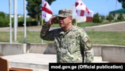 Шавлего Табатадзе на вопрос о том, почему оставил военную карьеру ради политической, заявил: не важно, где, главное, как служить своей родине